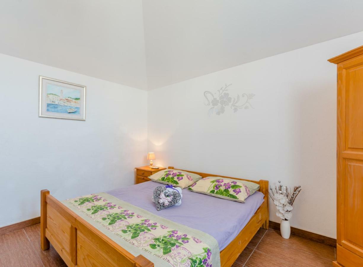 Vila Maslinica Pucisca Exteriör bild