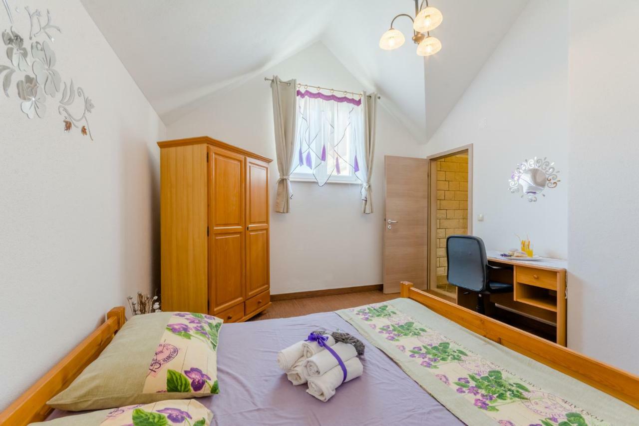 Vila Maslinica Pucisca Exteriör bild